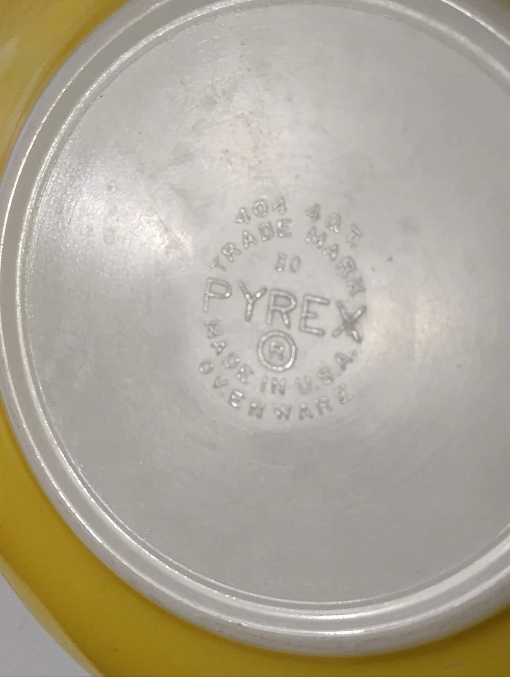 Vintage Pyrex 404 Yellow Mixing Bowl - Classic Ivory Interior